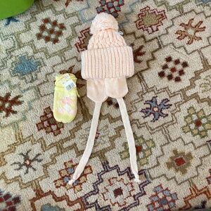 New infant hat and mittens set